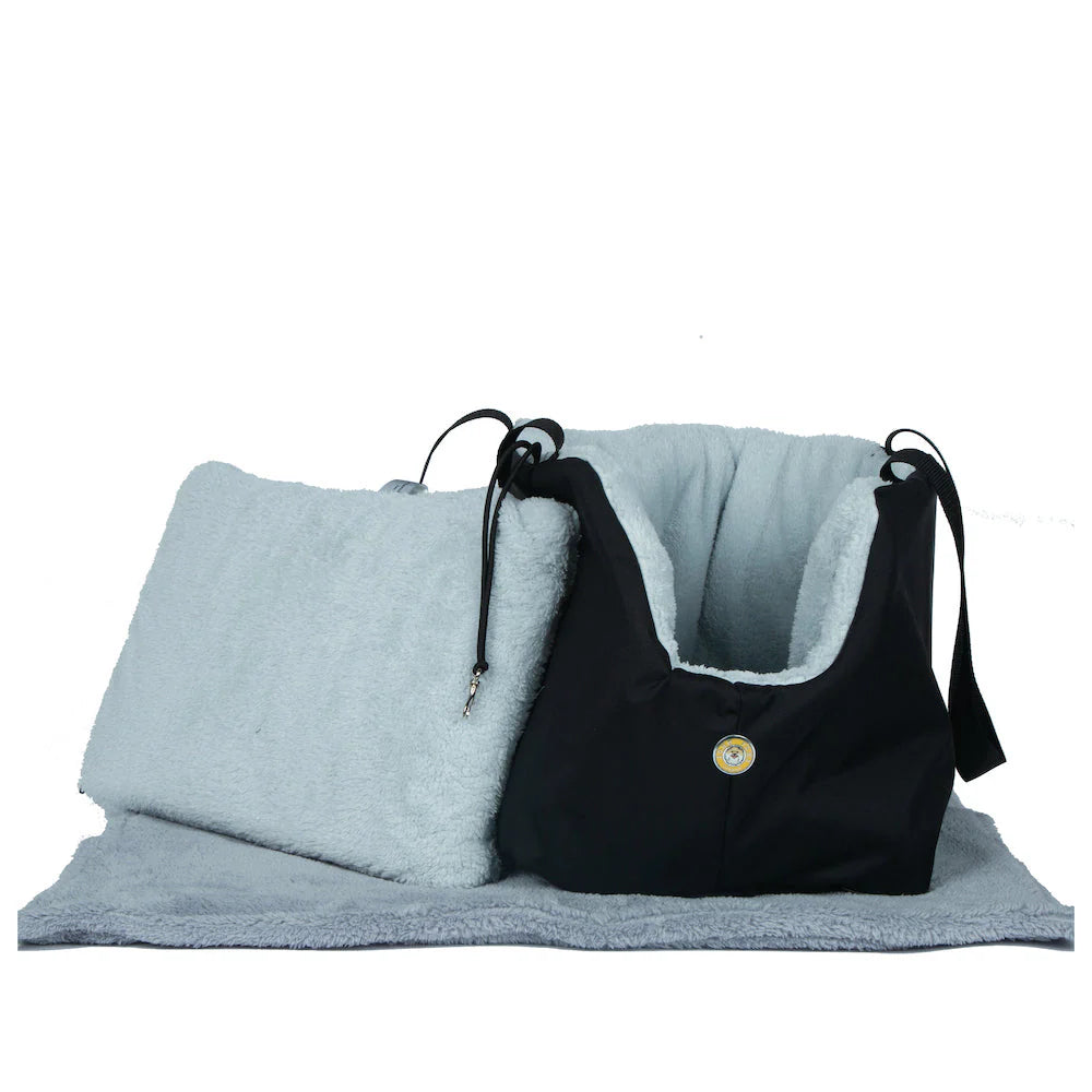 Soho Poms Luxury Rainy Bear Hundetragetasche in Schwarz und Hellblau