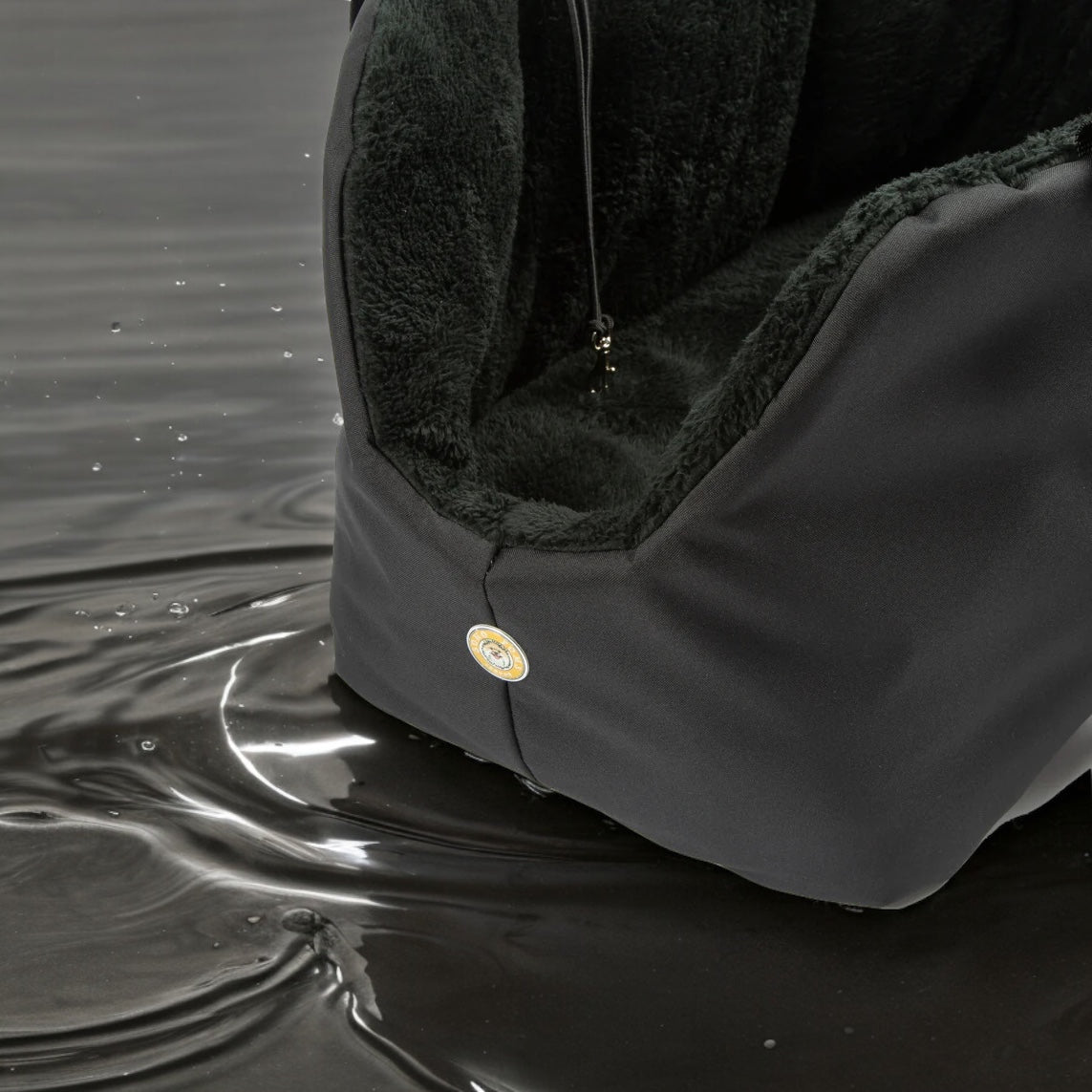 Soho Poms Luxury Rainy Bear Hundetragetasche in Schwarz