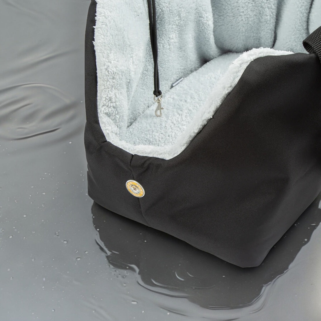 Soho Poms Luxury Rainy Bear Hundetragetasche mit Reißverschluss in Schwarz & Hellblau